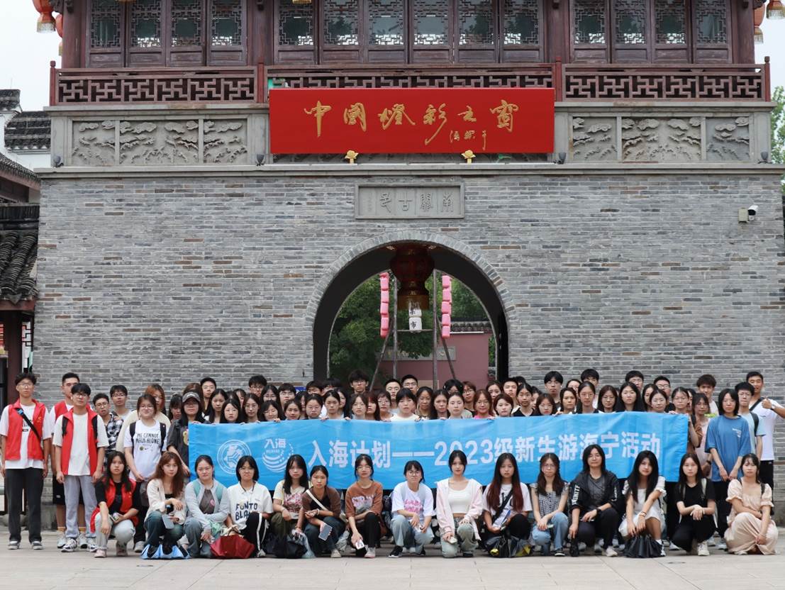许多人站在建筑前描述已自动生成 许多人站在建筑前描述已自动生成